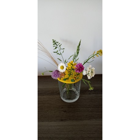 Pique fleurs pour pot en verre. Création artisanale en faïence émaillé jaune