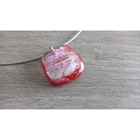 Pendentif rouge transparent aux reflets de verre dichroic en fusing création artisanale vendée